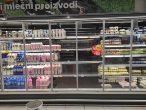 prazni rafovi sa mlekom