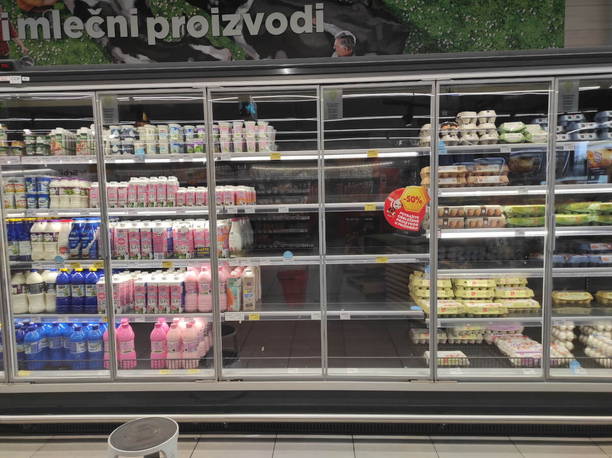 prazni rafovi sa mlekom