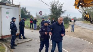 Privođenje aktivista na Savskom nasipu