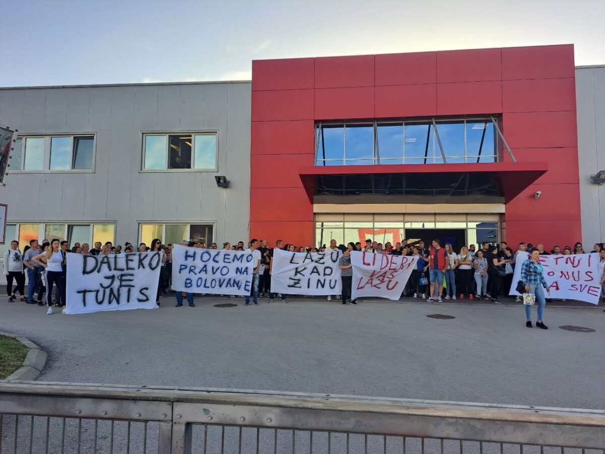 Radnici Jure ispred fabričke zgrade u Leskovcu; Foto: Radnički glas