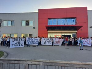 Radnici Jure ispred fabričke zgrade u Leskovcu; Foto: Radnički glas