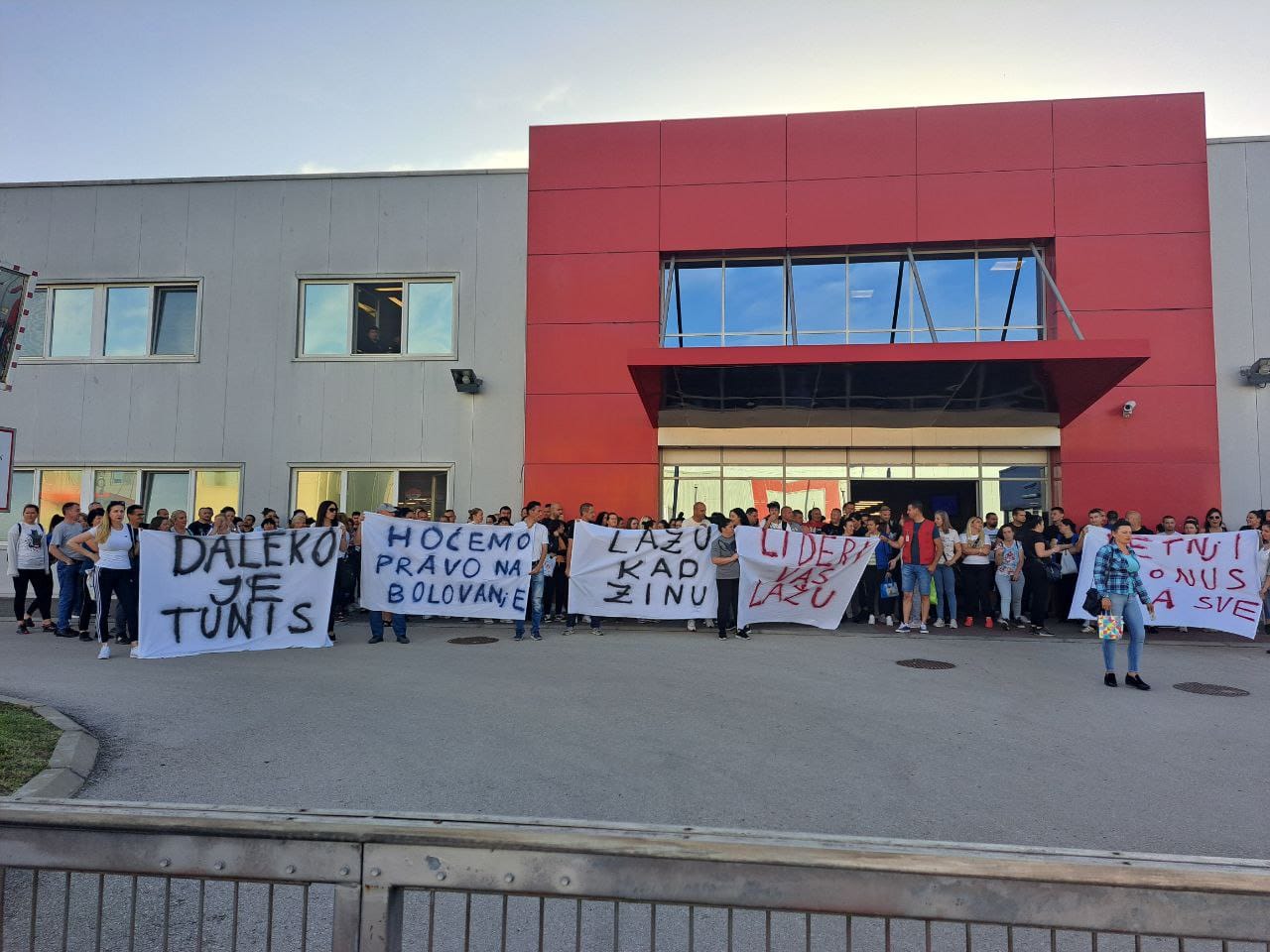 Radnici Jure ispred fabričke zgrade u Leskovcu; Foto: Radnički glas