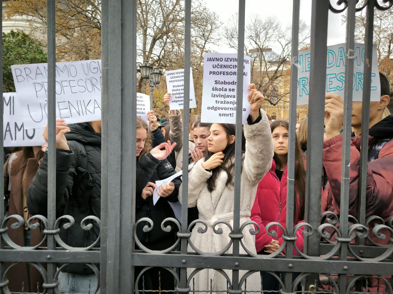 Protest ispred Gimnazije "Jovan Jovanović Zmaj" u Novom Sadu; Foto: Mašina