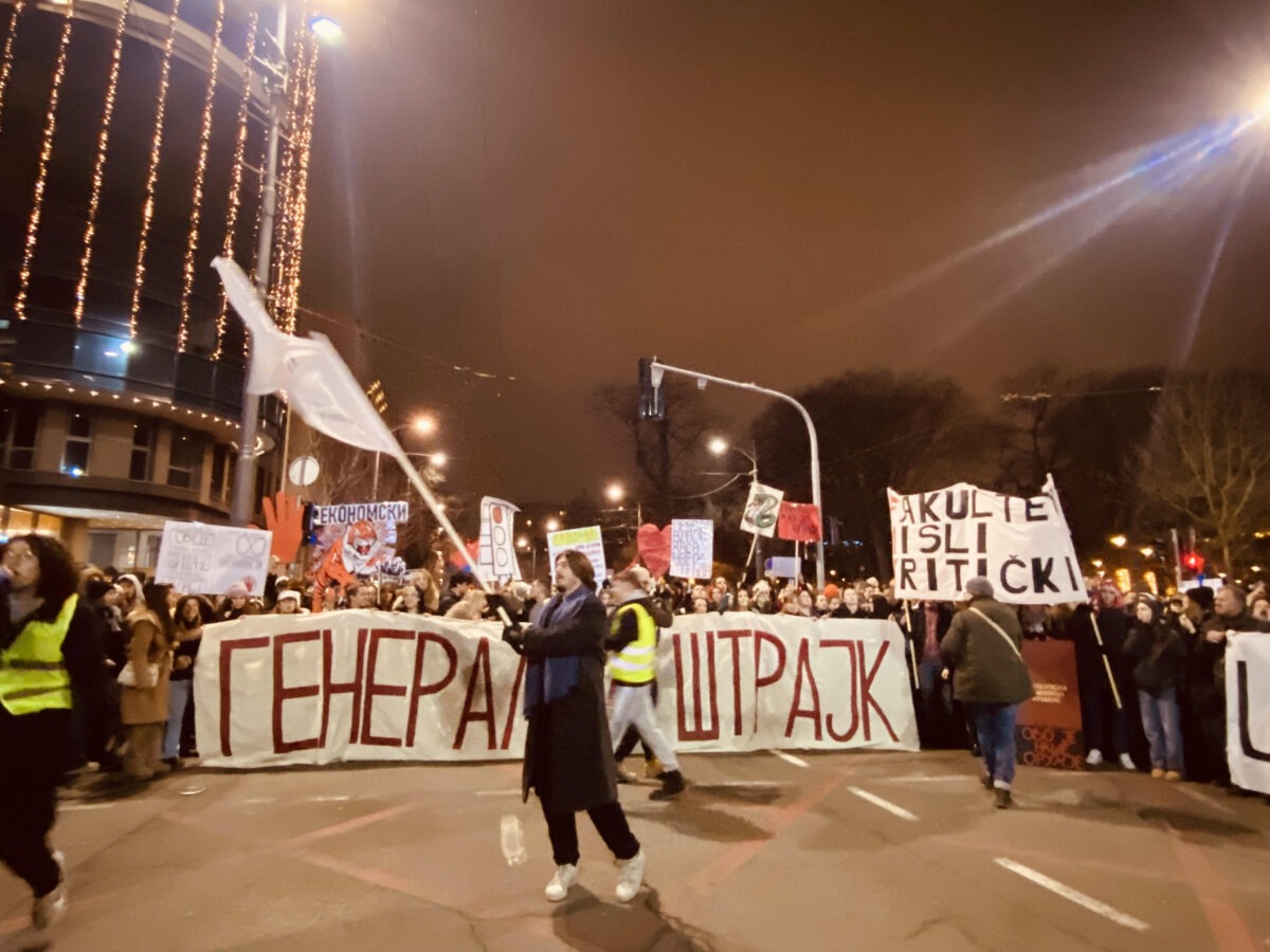 Protest ispred Ustavnog suda; Foto: Mašina