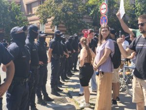 Policija sprečava blokadu saobraćaja u Zemunu; Foto: Mašina