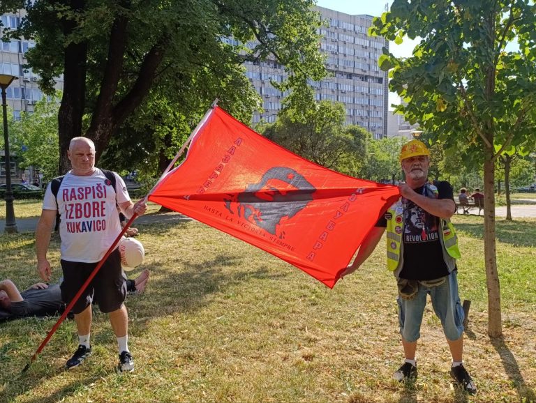 Radnici Kolubare drže svoju zastavu.