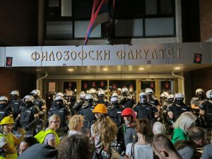 Policijski kordon sprečava studente da uđu na Filozofski fakultet