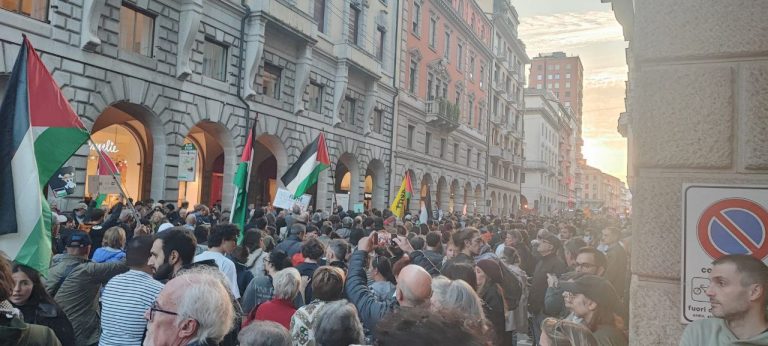 Protest u Novom Sadu, građani nose palestinske zastave