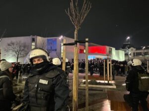 Protest ispred Srpskog narodnog pozorišta u Novom Sadu 16. februara 2026