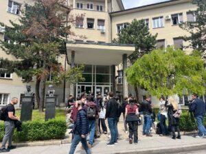 Građani i studenti ispred Medicinskog fakulteta u Beogradu