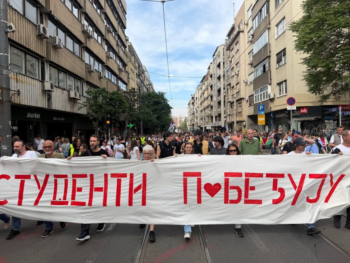 Studenti pobešuju transparent