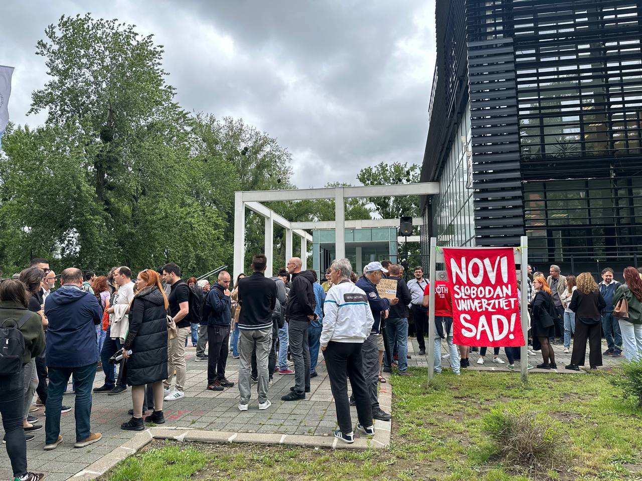 Protest podrške profesoru Vladimiru Mihiću ispred Rektorata u Novom Sadu; Foto: Mašina
