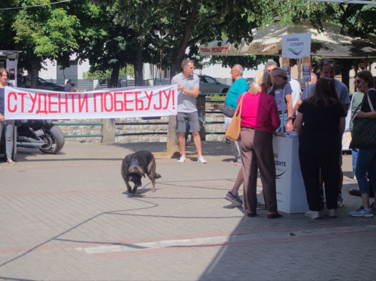 Potpisivanje peticije u Knjaževcu.