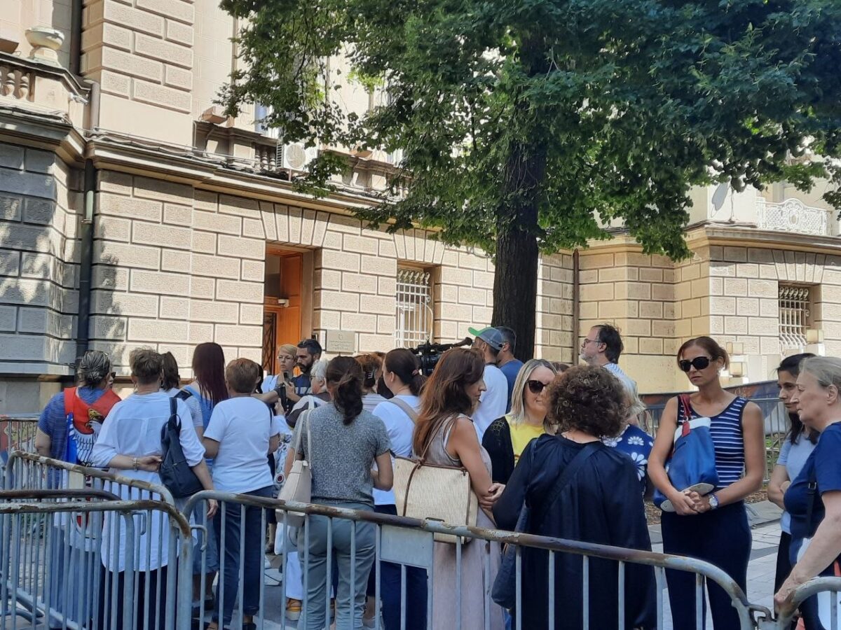 radnice ispred predsedništva
